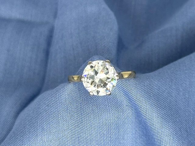Antieke gouden ring met een grote natuurlijke oud geslepen diamant - afbeelding 1 van  10