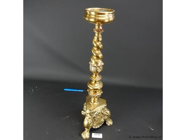 Antieke grote zware koper/bronzen kerkkandelaar - afbeelding 3 van  5