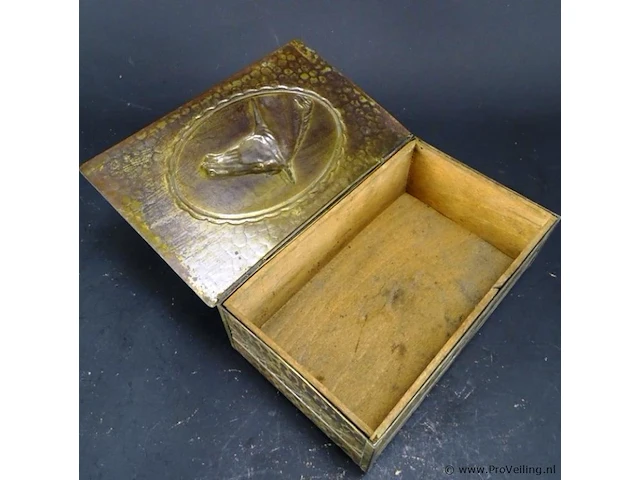 Antieke handgehamerde koperen kist - afbeelding 4 van  5
