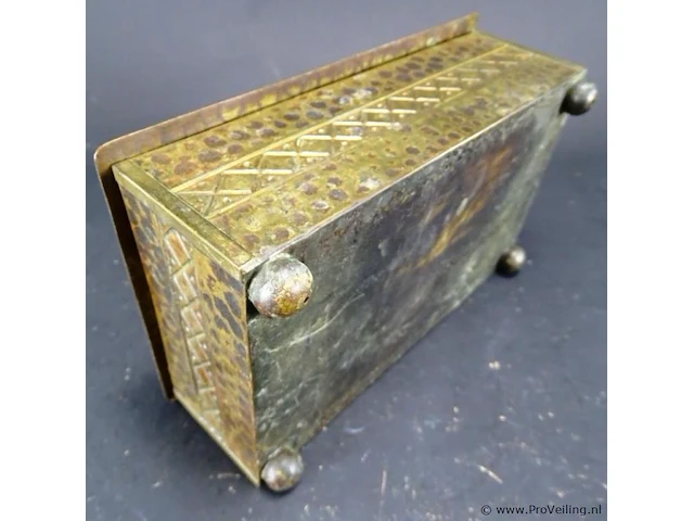 Antieke handgehamerde koperen kist - afbeelding 5 van  5