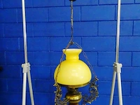 Antieke hanglamp met opaline kap