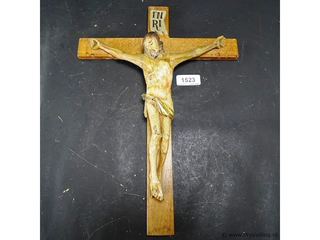 Antieke houten crucifix met vruchtenhouten corpus - afbeelding 1 van  5