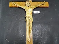 Antieke houten crucifix met vruchtenhouten corpus