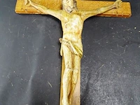 Antieke houten crucifix met vruchtenhouten corpus - afbeelding 3 van  5