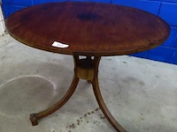 Antieke houten tafel met fraai snijwerk in bijzonder gevormd onderstel - afbeelding 1 van  5