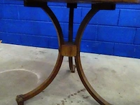 Antieke houten tafel met fraai snijwerk in bijzonder gevormd onderstel - afbeelding 3 van  5