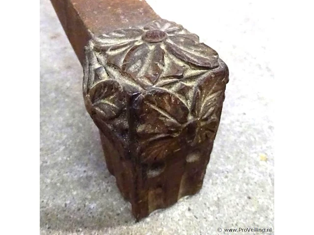 Antieke houten tafel met fraai snijwerk in bijzonder gevormd onderstel - afbeelding 4 van  5