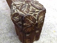 Antieke houten tafel met fraai snijwerk in bijzonder gevormd onderstel - afbeelding 4 van  5