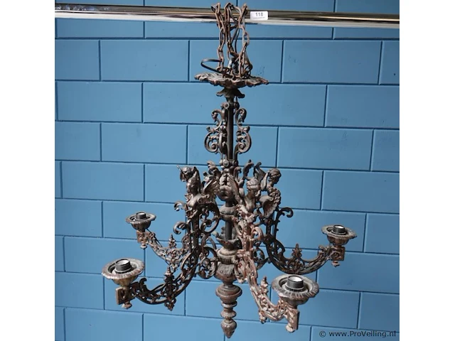 Antieke ijzeren hangkandelaar met putti - afbeelding 1 van  6