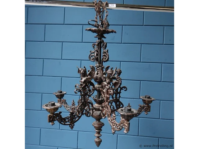 Antieke ijzeren hangkandelaar met putti - afbeelding 2 van  6