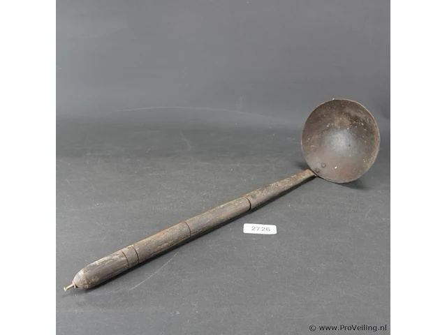 Antieke ijzeren lepel met houten steel - afbeelding 1 van  5