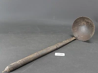 Antieke ijzeren lepel met houten steel - afbeelding 1 van  5