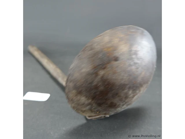 Antieke ijzeren lepel met houten steel - afbeelding 2 van  5