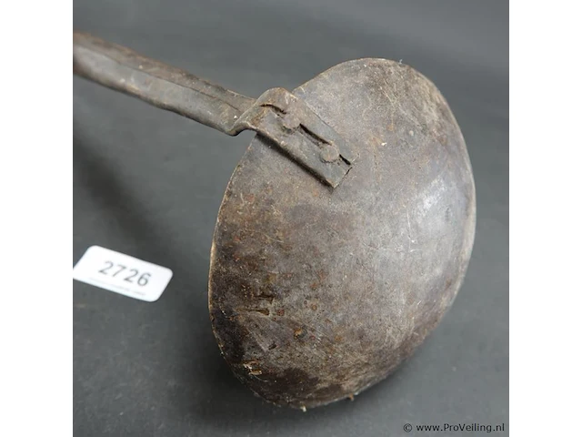 Antieke ijzeren lepel met houten steel - afbeelding 3 van  5