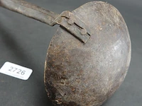 Antieke ijzeren lepel met houten steel - afbeelding 3 van  5