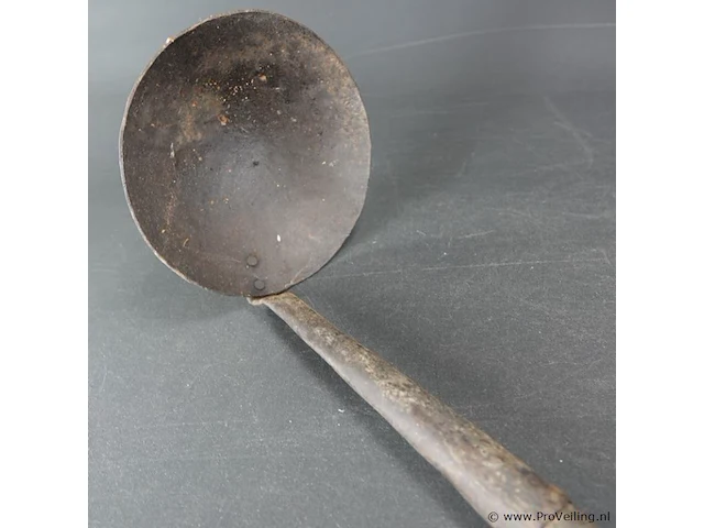 Antieke ijzeren lepel met houten steel - afbeelding 5 van  5