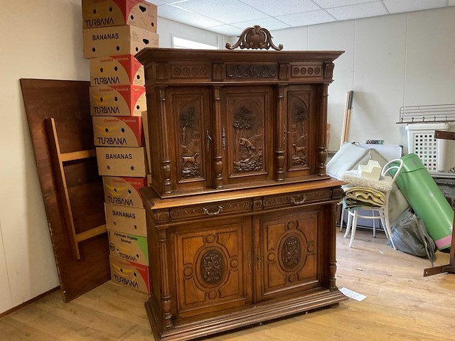 Antieke kast met houtsnijwerk, jacht - afbeelding 1 van  6