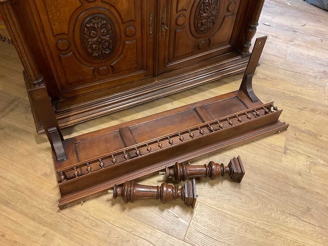 Antieke kast met houtsnijwerk, jacht - afbeelding 2 van  6