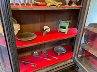 Antieke kast met inhoud - afbeelding 2 van  13