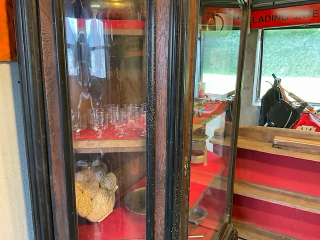 Antieke kast met inhoud - afbeelding 12 van  13