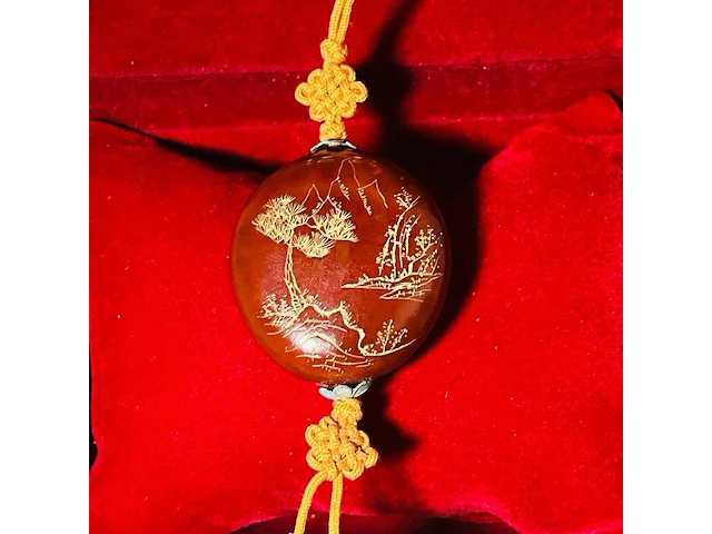 Antieke netsuke houten figurine met paarse jade - afbeelding 1 van  4