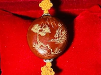 Antieke netsuke houten figurine met paarse jade - afbeelding 1 van  4