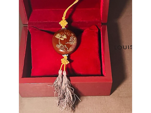 Antieke netsuke houten figurine met paarse jade - afbeelding 2 van  4