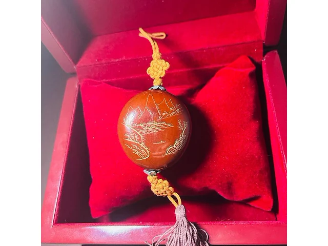 Antieke netsuke houten figurine met paarse jade - afbeelding 3 van  4