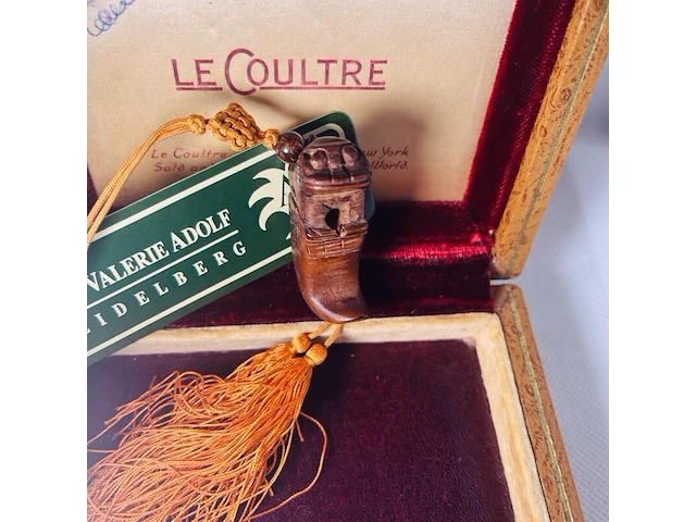 Antieke netsuke houten figurine met paarse jade - afbeelding 1 van  3