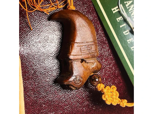 Antieke netsuke houten figurine met paarse jade - afbeelding 2 van  3