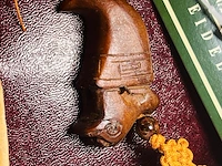 Antieke netsuke houten figurine met paarse jade - afbeelding 2 van  3