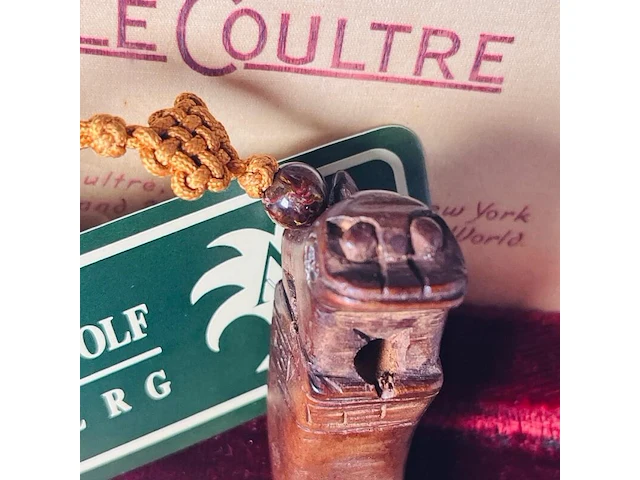 Antieke netsuke houten figurine met paarse jade - afbeelding 3 van  3