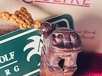 Antieke netsuke houten figurine met paarse jade - afbeelding 3 van  3