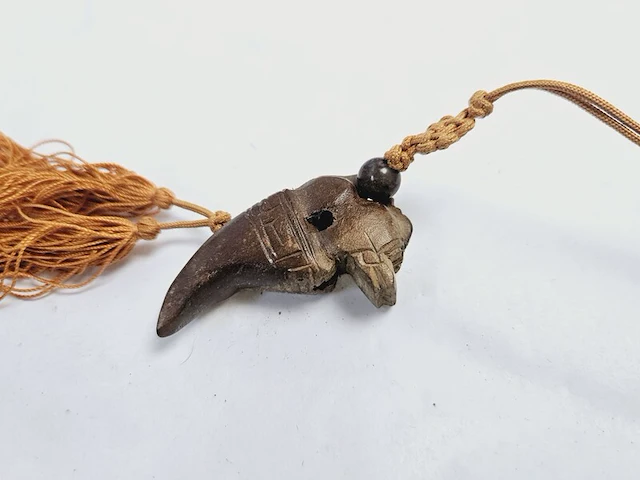 Antieke netsuke houten figurine met paarse jade - afbeelding 3 van  4
