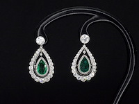 Antieke oorbellen met oud briljant geslepen diamanten en smaragden in druppelvorm van hoge kwaliteit - afbeelding 1 van  8