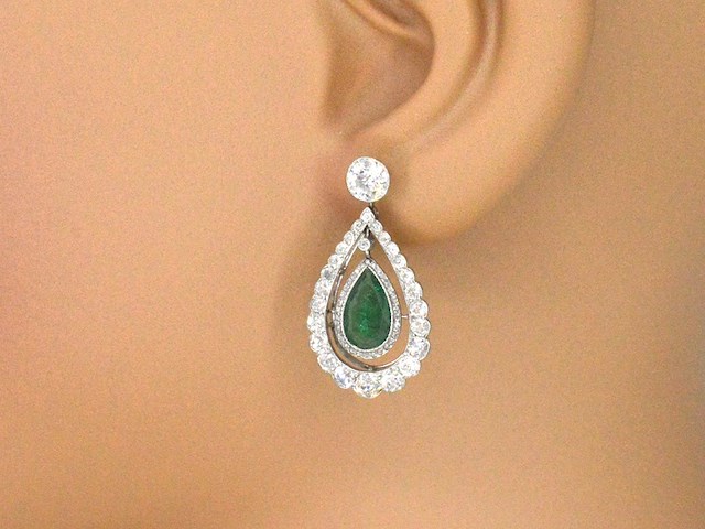 Antieke oorbellen met oud briljant geslepen diamanten en smaragden in druppelvorm van hoge kwaliteit - afbeelding 2 van  8