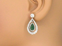 Antieke oorbellen met oud briljant geslepen diamanten en smaragden in druppelvorm van hoge kwaliteit - afbeelding 2 van  8