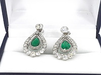 Antieke oorbellen met oud briljant geslepen diamanten en smaragden in druppelvorm van hoge kwaliteit - afbeelding 3 van  8