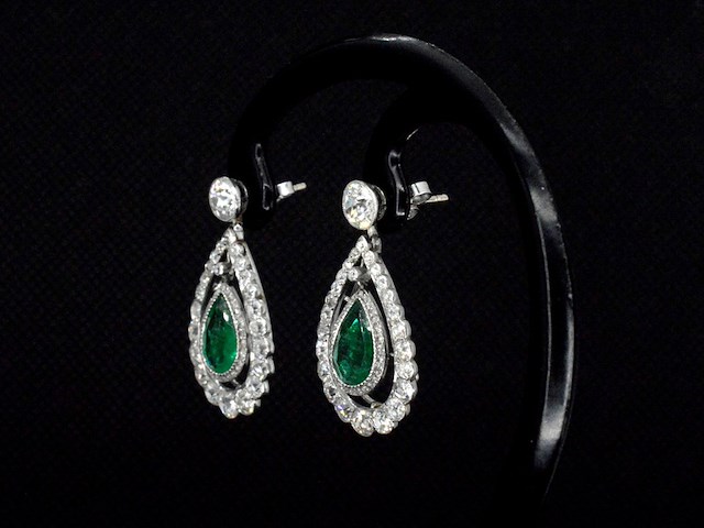 Antieke oorbellen met oud briljant geslepen diamanten en smaragden in druppelvorm van hoge kwaliteit - afbeelding 5 van  8