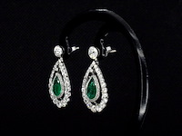 Antieke oorbellen met oud briljant geslepen diamanten en smaragden in druppelvorm van hoge kwaliteit - afbeelding 5 van  8