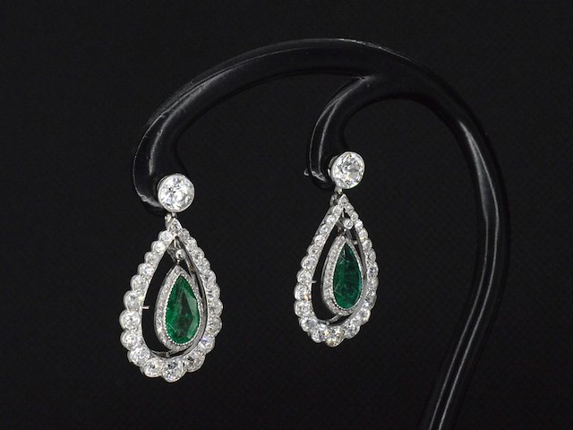 Antieke oorbellen met oud briljant geslepen diamanten en smaragden in druppelvorm van hoge kwaliteit - afbeelding 6 van  8