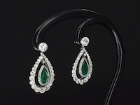 Antieke oorbellen met oud briljant geslepen diamanten en smaragden in druppelvorm van hoge kwaliteit - afbeelding 6 van  8