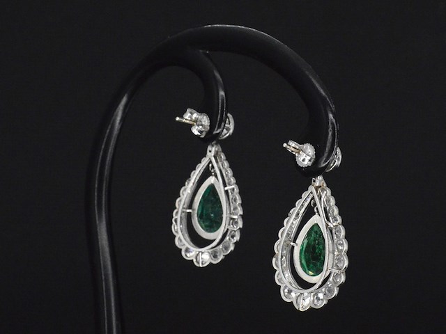 Antieke oorbellen met oud briljant geslepen diamanten en smaragden in druppelvorm van hoge kwaliteit - afbeelding 7 van  8