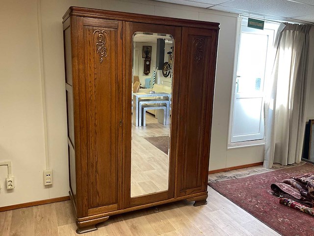 Antieke slaapkamerkast - afbeelding 1 van  6