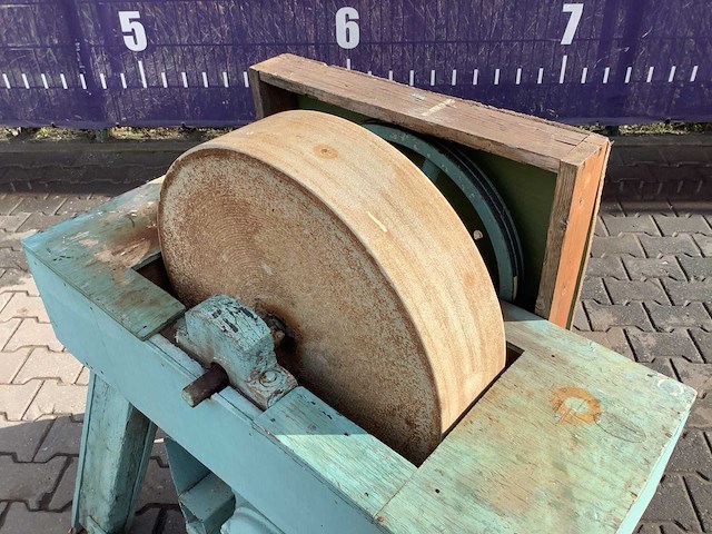 Antieke slijpmachine/slijpsteen - afbeelding 2 van  5