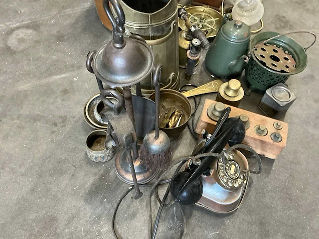 Antieke spullen lamp, telefoon, asbak, koper - afbeelding 3 van  11