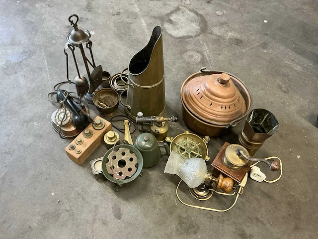 Antieke spullen lamp, telefoon, asbak, koper - afbeelding 1 van  11
