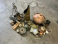 Antieke spullen lamp, telefoon, asbak, koper - afbeelding 1 van  11