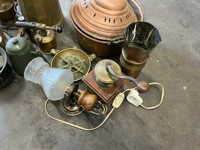 Antieke spullen lamp, telefoon, asbak, koper - afbeelding 4 van  11