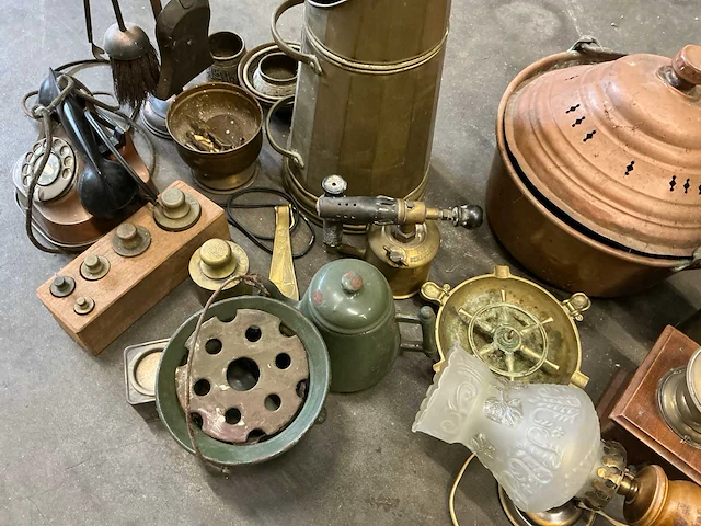 Antieke spullen lamp, telefoon, asbak, koper - afbeelding 5 van  11